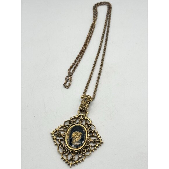 Vintage Reverse Glass Intaglio Cameo Pendant Necklace